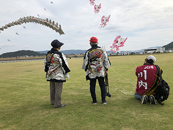 徳島から矢部夫妻が来鹿
東側エリアを凧で美術館
に変えました
